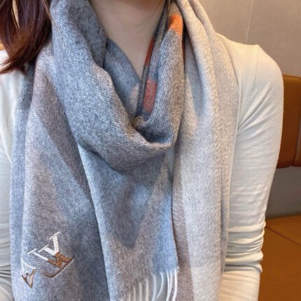 LV scarf